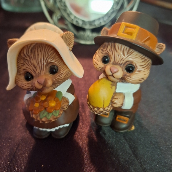 Vintage Hallmark salt pepper shakers Thanksgiving chipmunk pilgrims pair - Picture 9 of 12